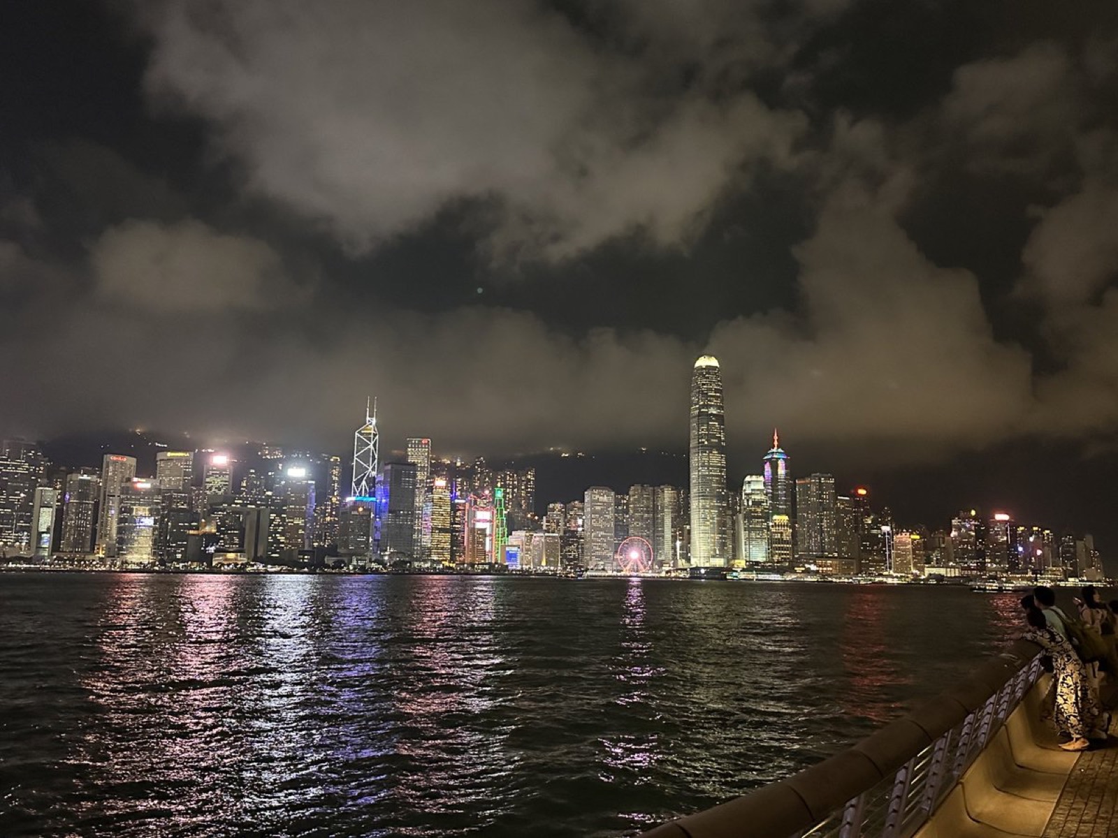 夜晚的维多利亚港，对岸是灯火通明的高楼